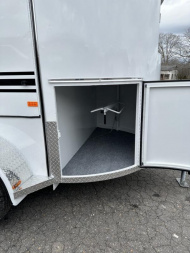 New 2024 Bee 2H Wrangler Horse Trailer