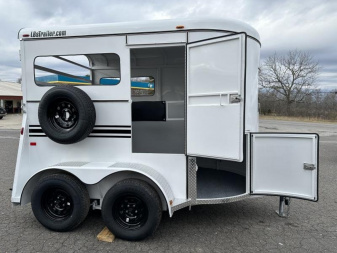 New 2024 Bee 2H Wrangler Horse Trailer