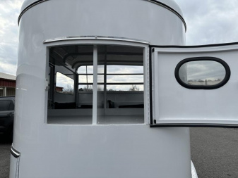 New 2024 Bee 2H Wrangler Horse Trailer
