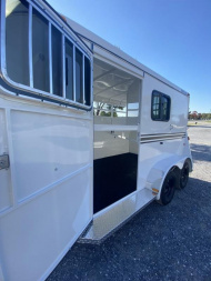 New 2024 Bee 2H BP Conquest Horse Trailer