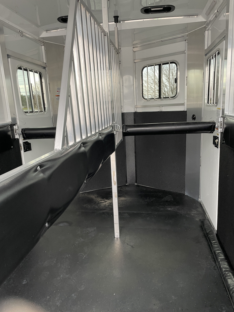 New 2022 Sundowner Trailers 2H BP CHARTER SE Horse Trailer