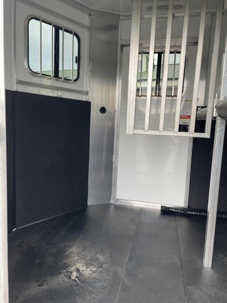 New 2022 Sundowner Trailers 2H BP CHARTER SE Horse Trailer