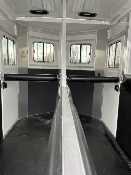 New 2022 Sundowner Trailers 2H BP CHARTER SE Horse Trailer