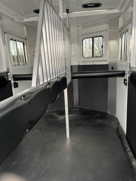 New 2022 Sundowner Trailers 2H BP CHARTER SE Horse Trailer