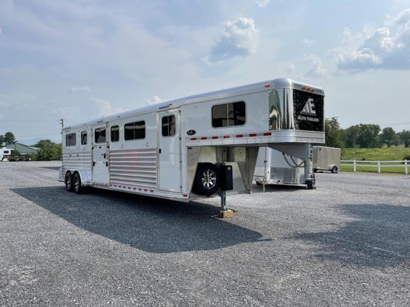 New 2022 ELITE TRAILERS 4H HD-HD Horse Trailer