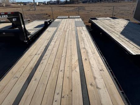 New 2026 PJ TRAILERS LD Gooseneck Deckover with Duals 40'-25k