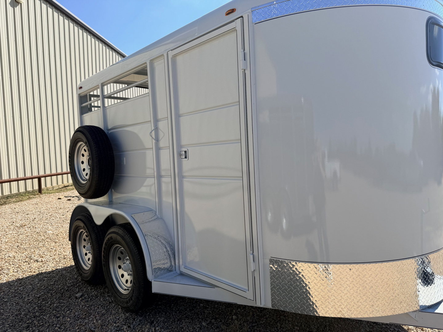 New 2026 Calico Trailers Bumper Pull 2 Horse Slant GVWR 7k 3500# Axles Stock / Stock Combo Trailer Stock / Stock Combo Trailer