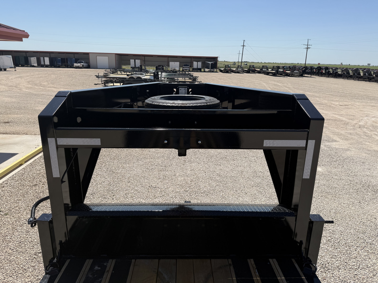 New 2025 Diamond C 82"x24' GN Hydraulically Dampened Tilt - HDT-GN210 Pacesetter Edition