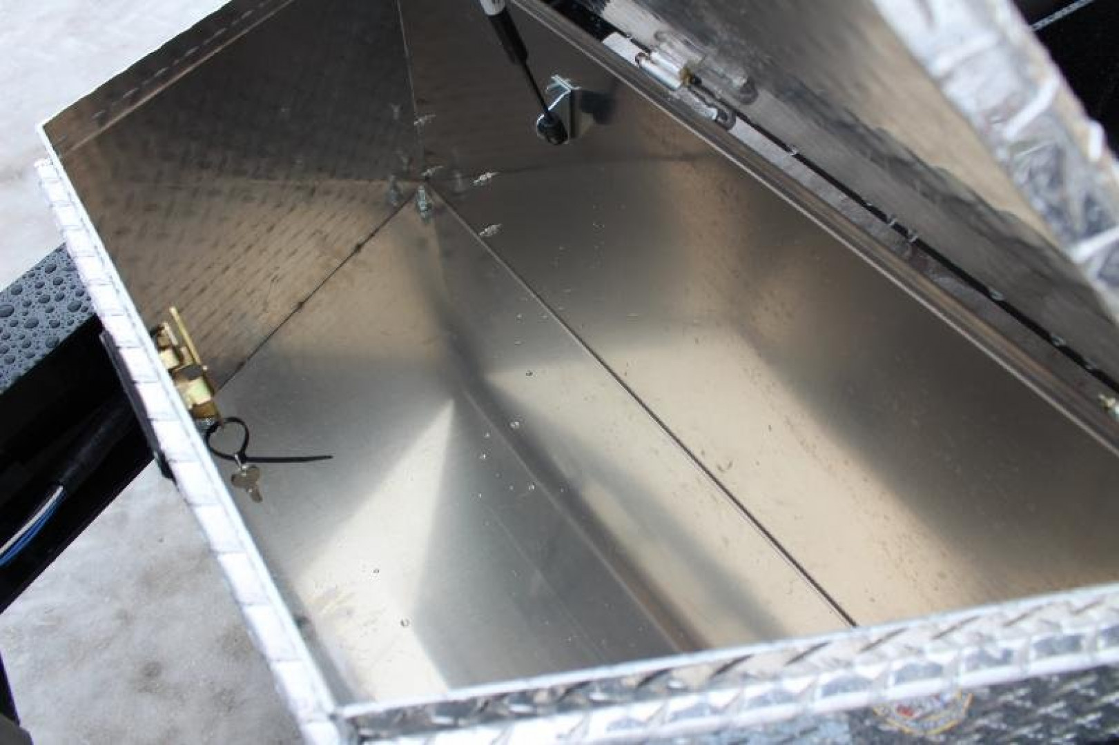 New 2025 Moritz 8' 6" x 22' + 4' Deckover Flatbed w/ Beavertail - Aluminum Ramps - 16,000# GVW