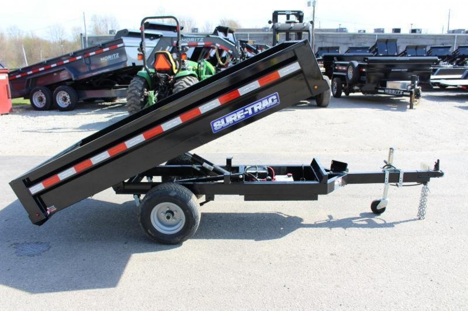 New 2025 SURE-TRAC 4.5' X 8' Deckover Utility Hydraulic Dump Trailer - 2990# GVW