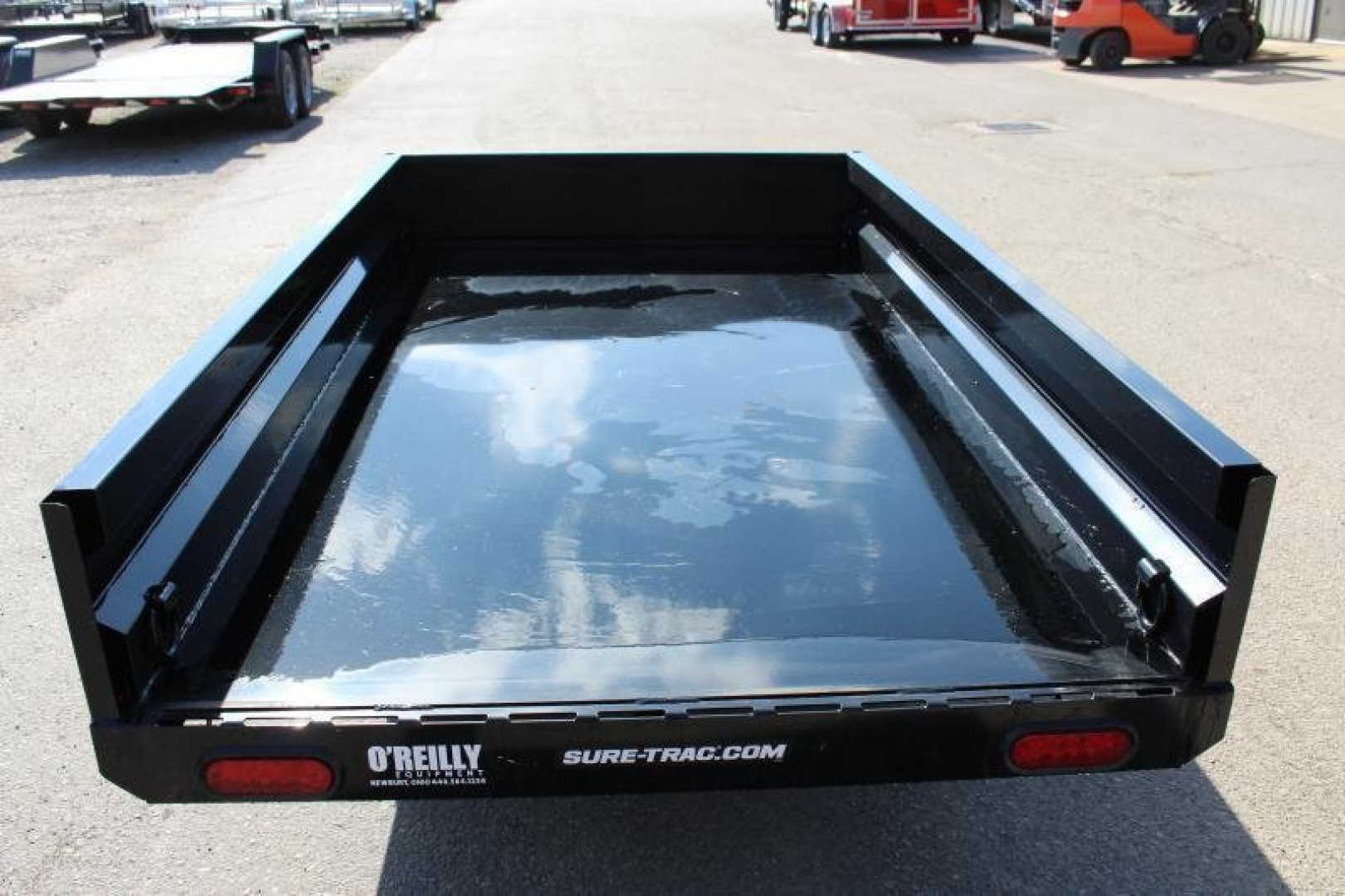 New 2025 SURE-TRAC 4.5' X 8' Deckover Utility Hydraulic Dump Trailer - 2990# GVW