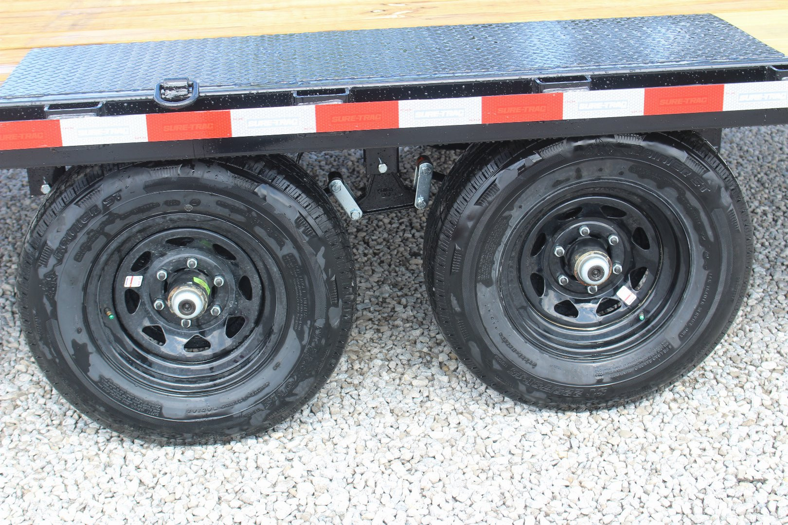 New 2025 Sure-Trac 8.5' x 18' Low Profile Deckover Flatbed Trailer With Steel Ramps - 9900# GVW