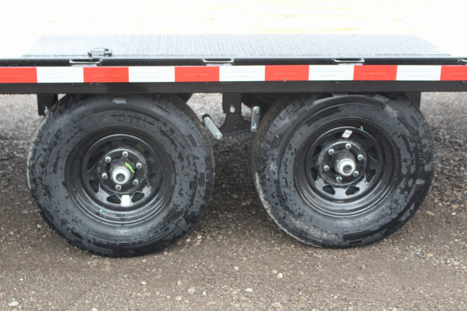 New 2025 Sure-Trac 8.5' x 20' Low Profile Deckover Flatbed Trailer With Steel Ramps - 9900# GVW