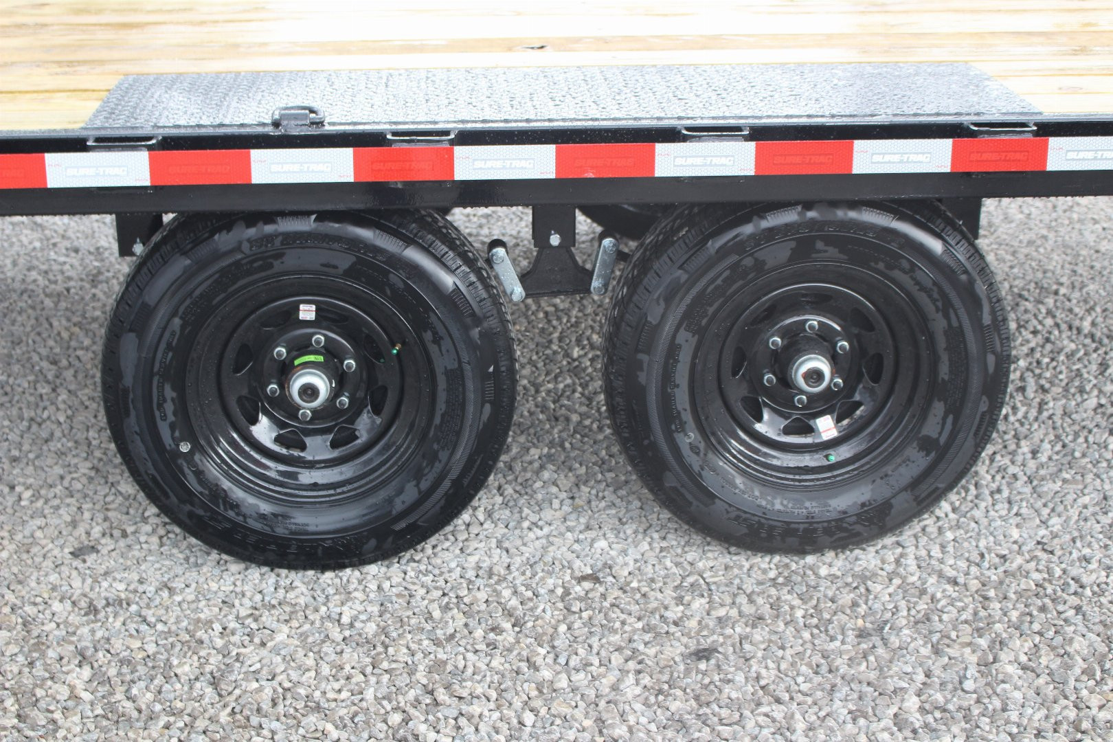 New 2025 Sure-Trac 8.5' x 16' Low Profile Deckover Flatbed Trailer With Steel Ramps - 9900# GVW