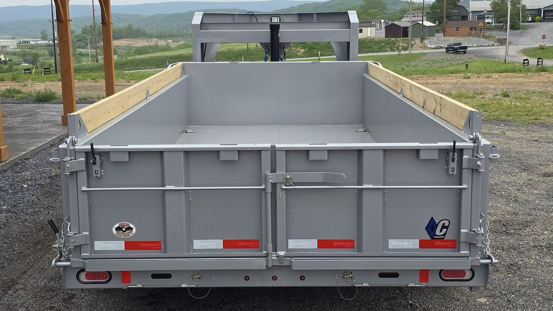 New Diamond C GN Dump Trailer / 14.9K GVWR / 82"x16'
