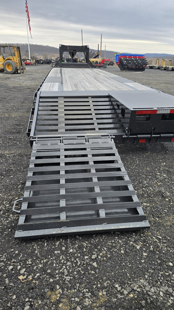Used 2023 Diamond C FMAX 207 Gooseneck Deckover / 15.5K GVWR / 35'