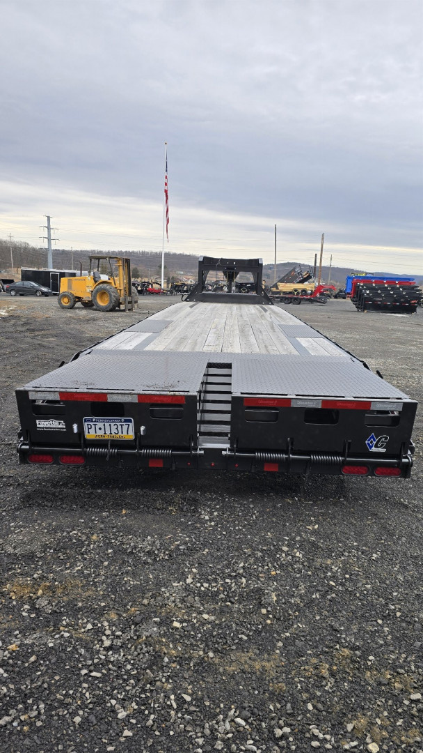 Used 2023 Diamond C FMAX 207 Gooseneck Deckover / 15.5K GVWR / 35'