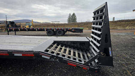 Used 2023 Diamond C FMAX 207 Gooseneck Deckover / 15.5K GVWR / 35'