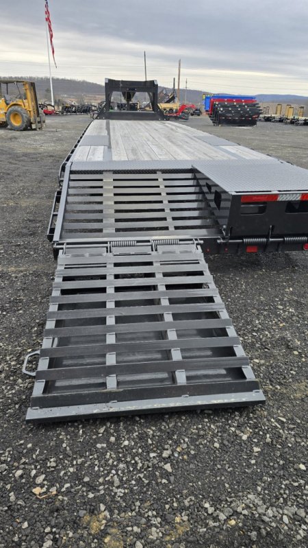 Used 2023 Diamond C FMAX 207 Gooseneck Deckover / 15.5K GVWR / 35'