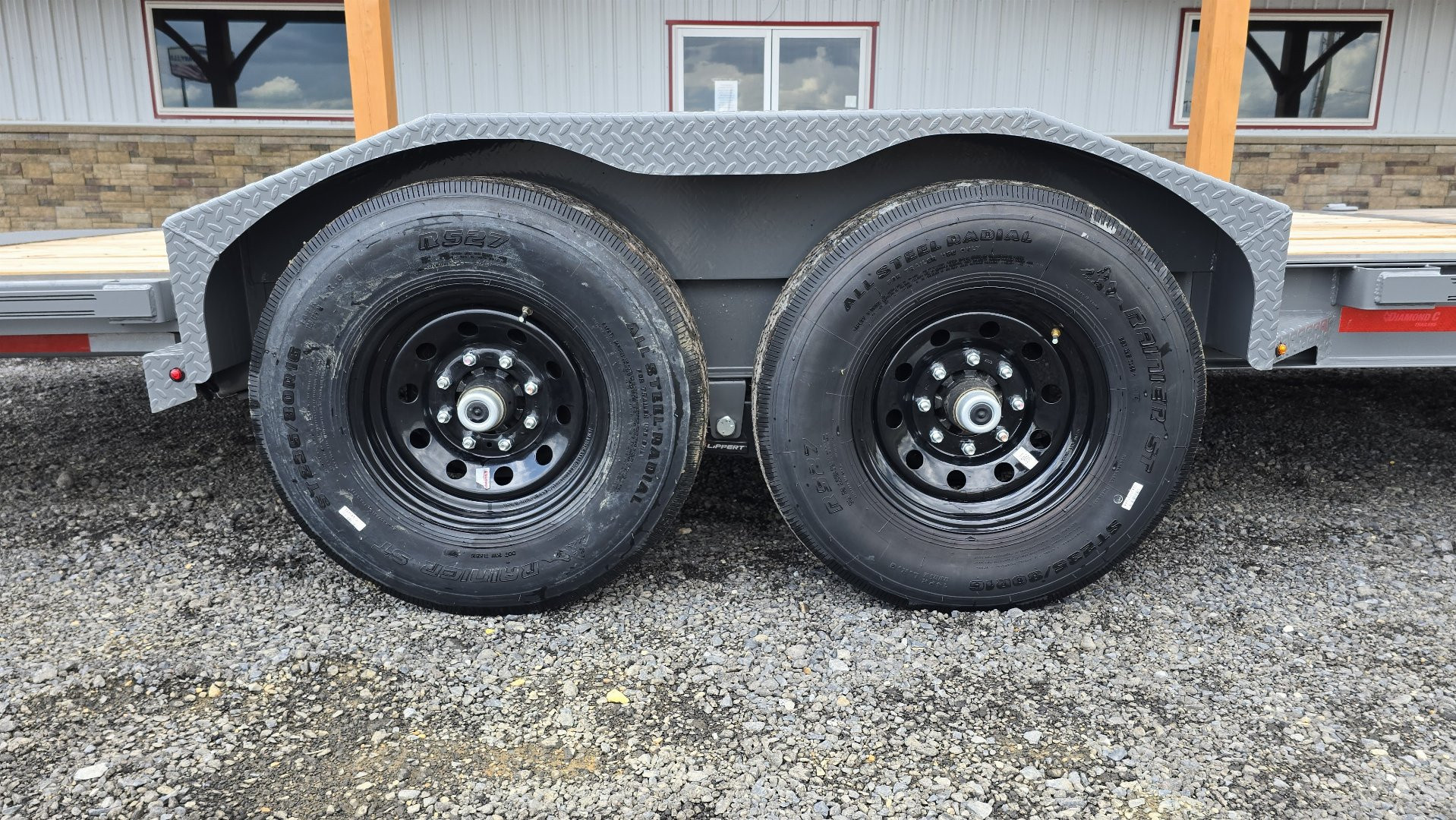 New Diamond C Split Tilt Trailer / 14.9K GVWR / 82"x20' (4' Stationary)