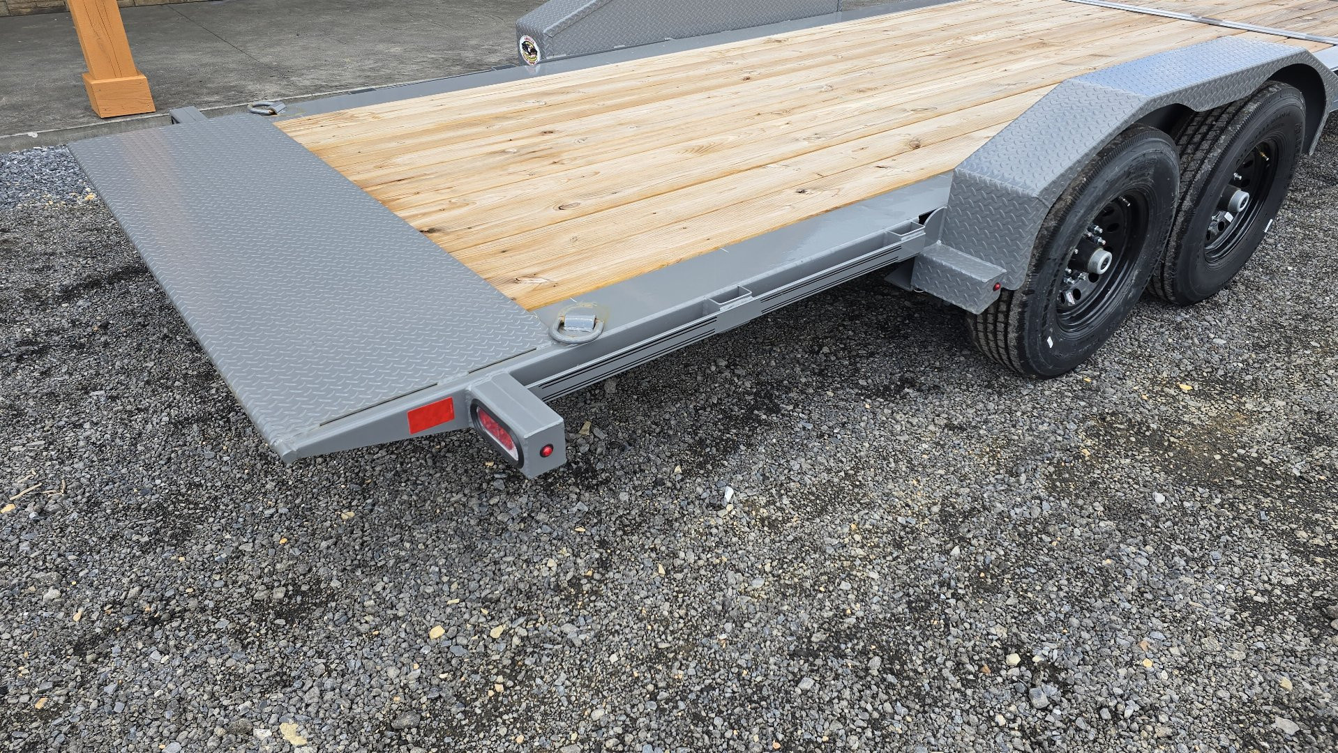 New Diamond C Split Tilt Trailer / 14.9K GVWR / 82"x20' (4' Stationary)