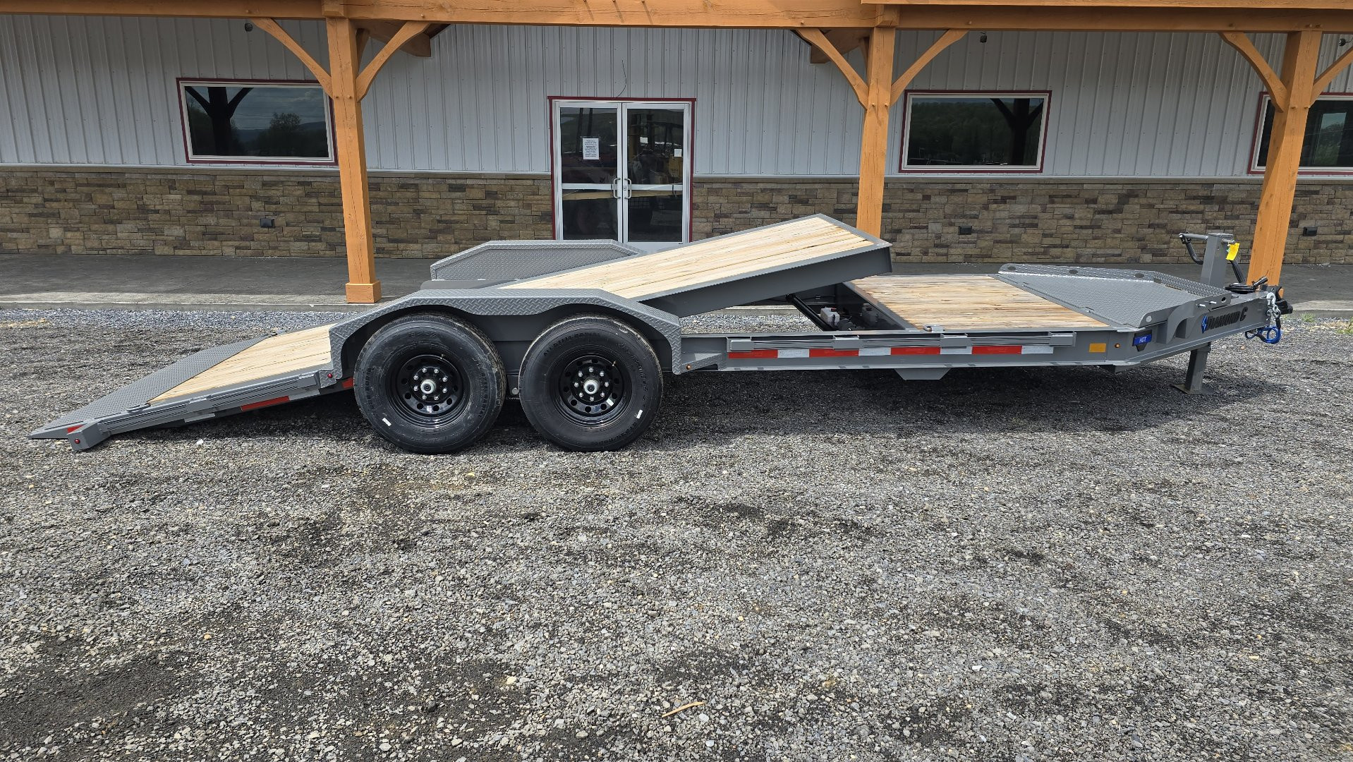 New Diamond C Split Tilt Trailer / 14.9K GVWR / 82"x20' (4' Stationary)