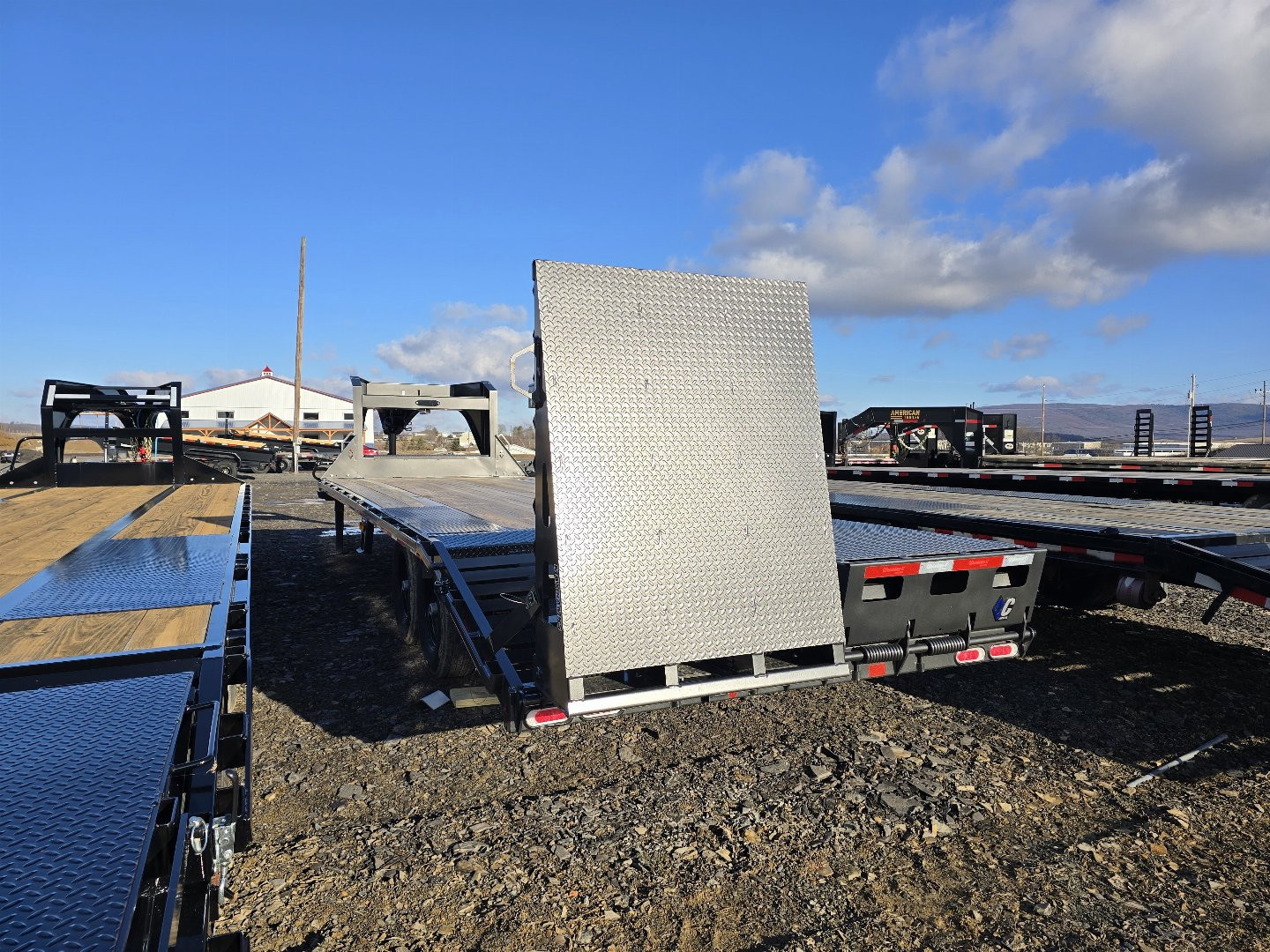 New 102"x25' Diamond C Gooseneck Trailer / 15.5K GVWR / 5' Dove w/ Ramps