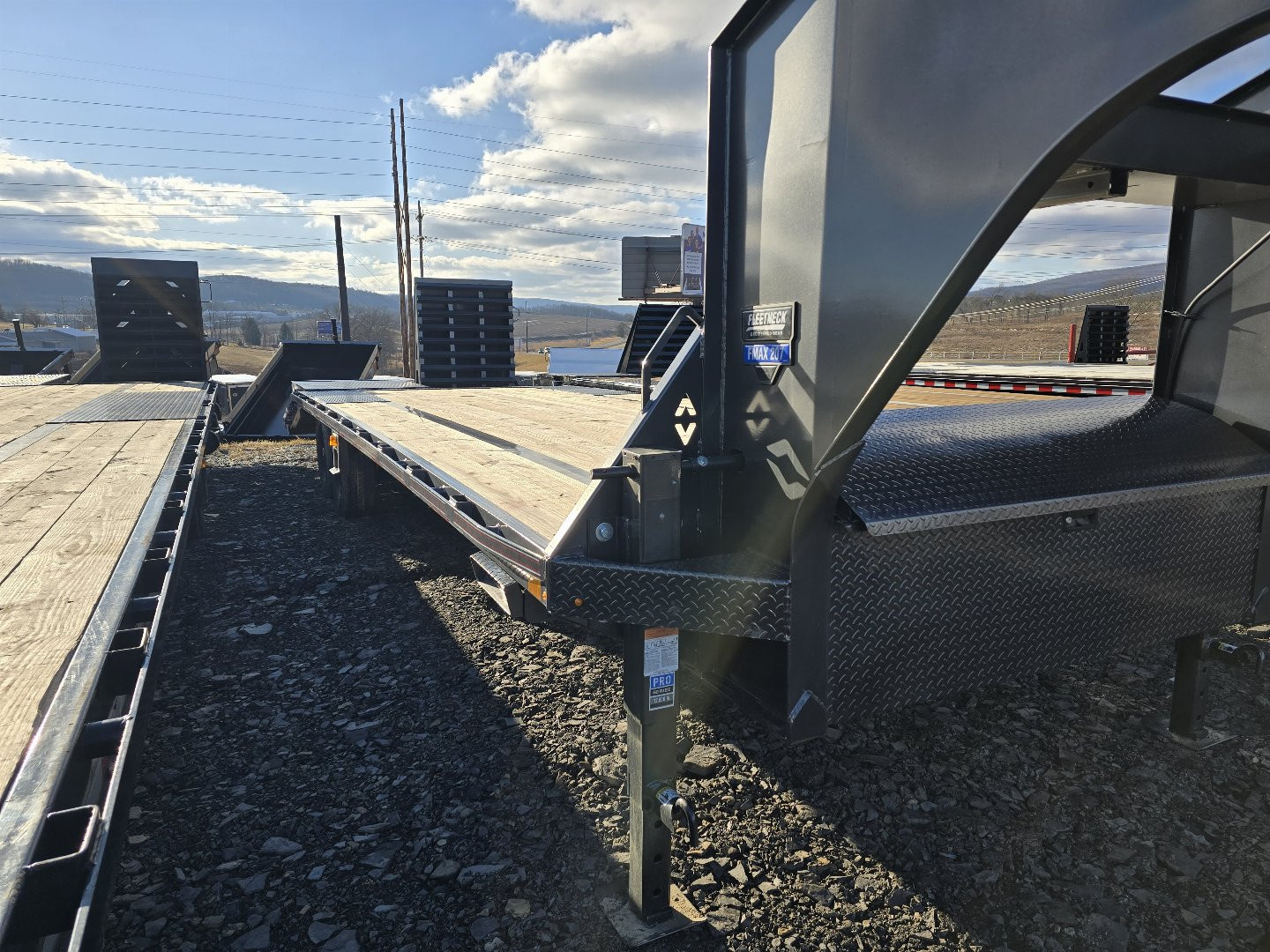 New 102"x25' Diamond C Gooseneck Trailer / 15.5K GVWR / 5' Dove w/ Ramps