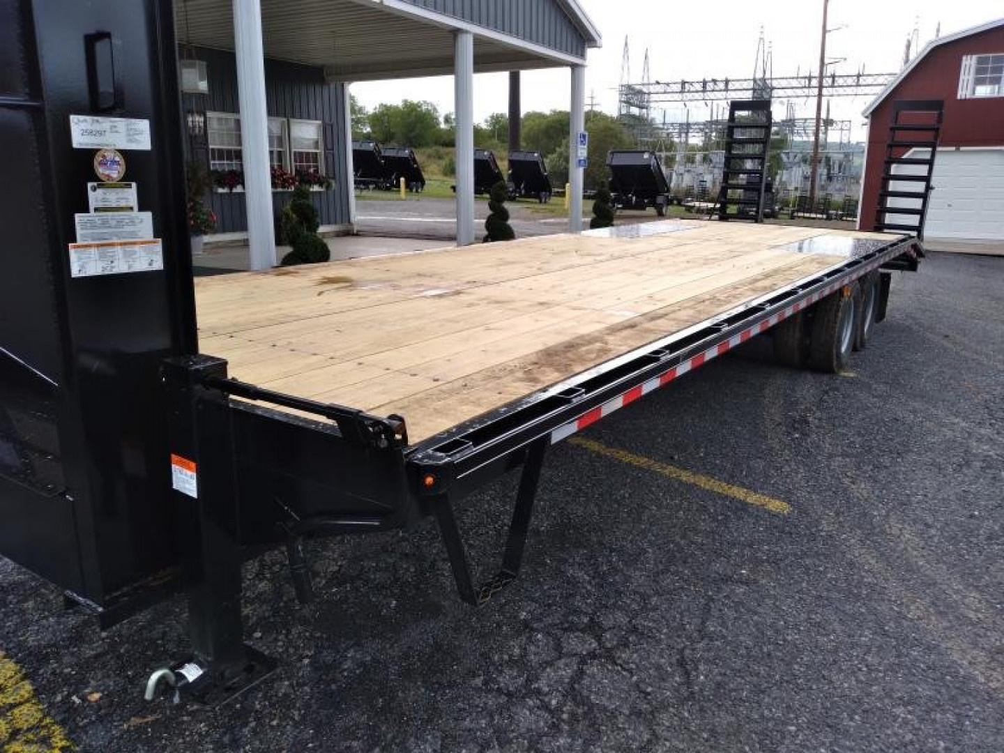 New Quality Trailers Pro Grade Gooseneck Trailer / 25' / 25K GVWR / Pop-up Dove Tail
