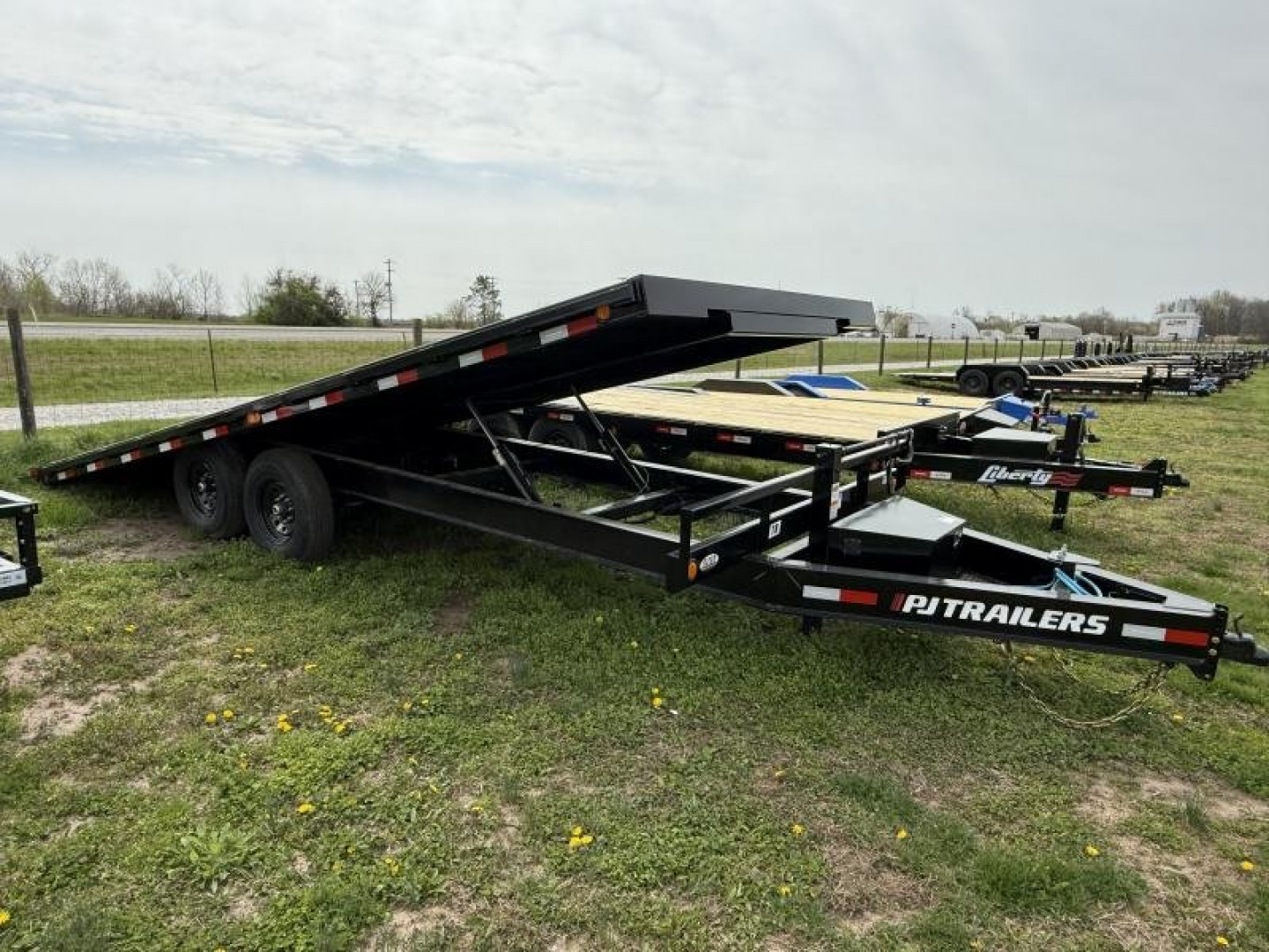 New 2025 PJ Trailers T8 22' 14K DECKOVER Tilt Trailer Equipment Trailer