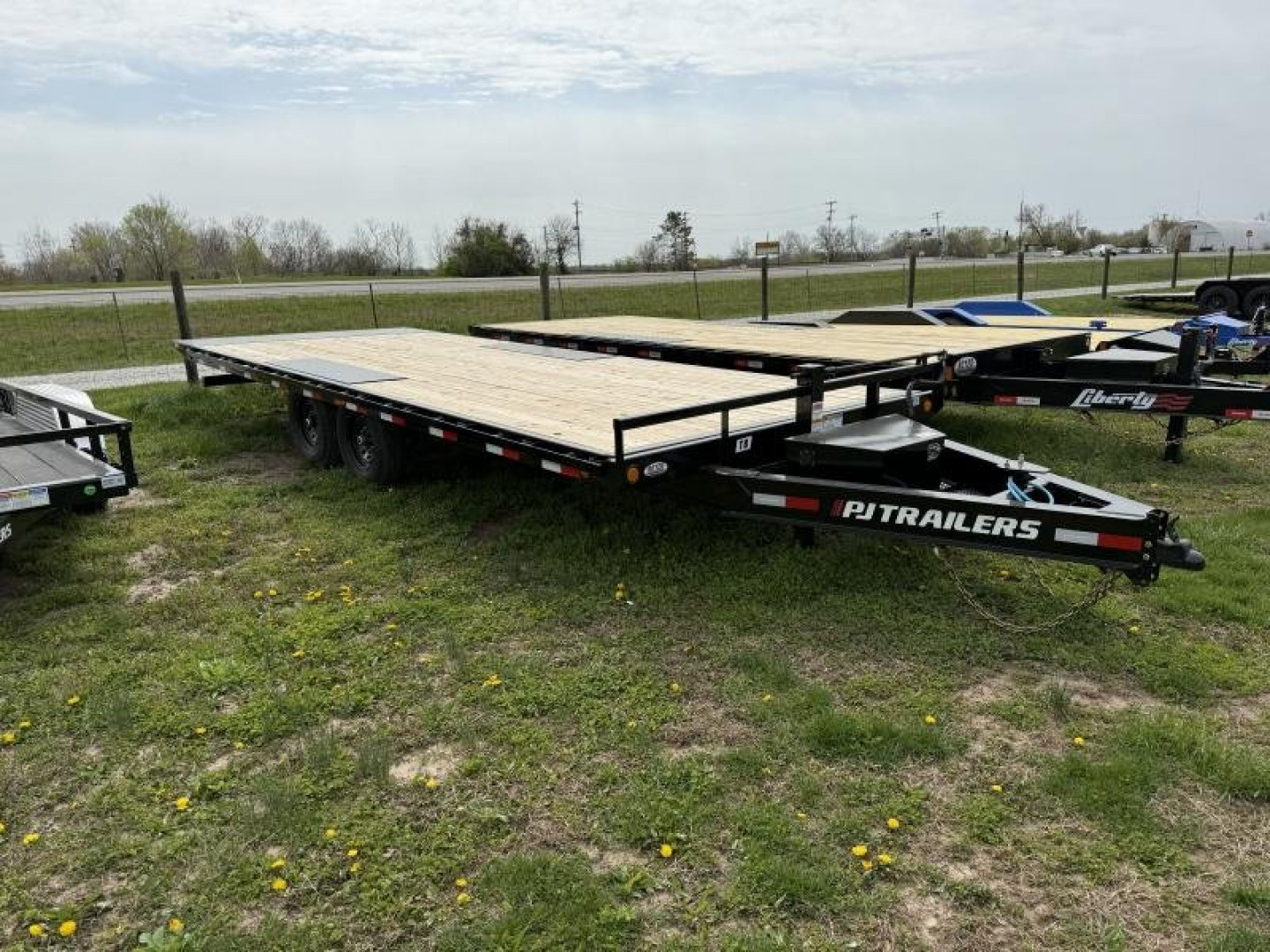 New 2025 PJ Trailers T8 22' 14K DECKOVER Tilt Trailer Equipment Trailer