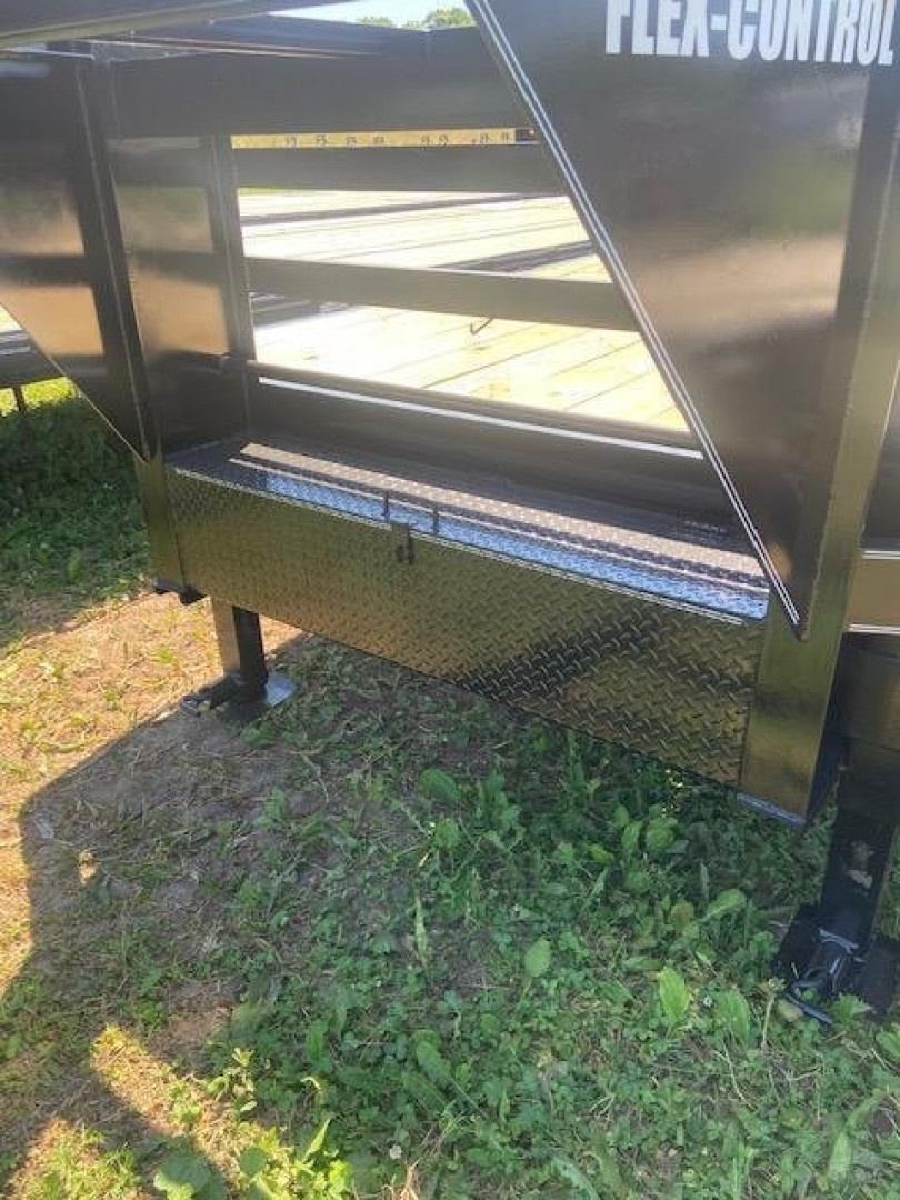 New 2025 Legend Trailers of Texas 28' GOOSENECK TA DUALS Deckover Trailer