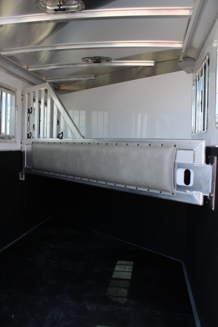 New 2025 Featherlite Trailers 9400 2 Horse BP Horse Trailer