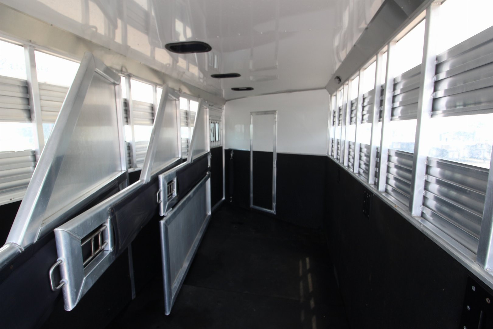 Used 2014 Lakota 4HR Stock/Combo LQ Horse Trailer