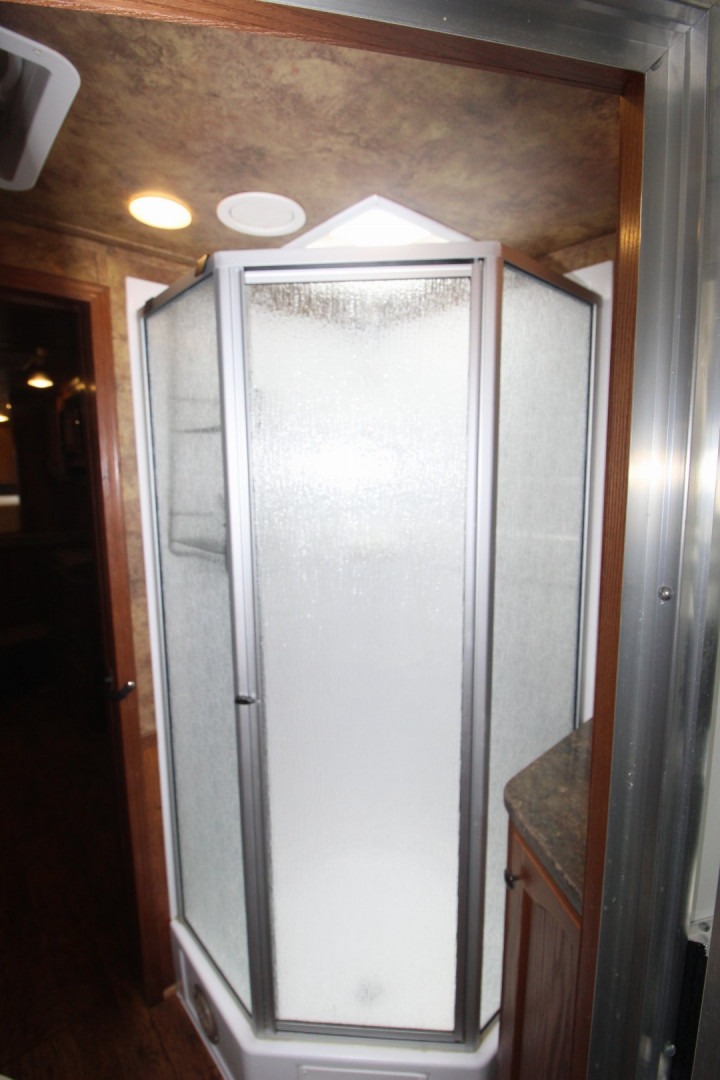 Used 2014 Lakota 4HR Stock/Combo LQ Horse Trailer
