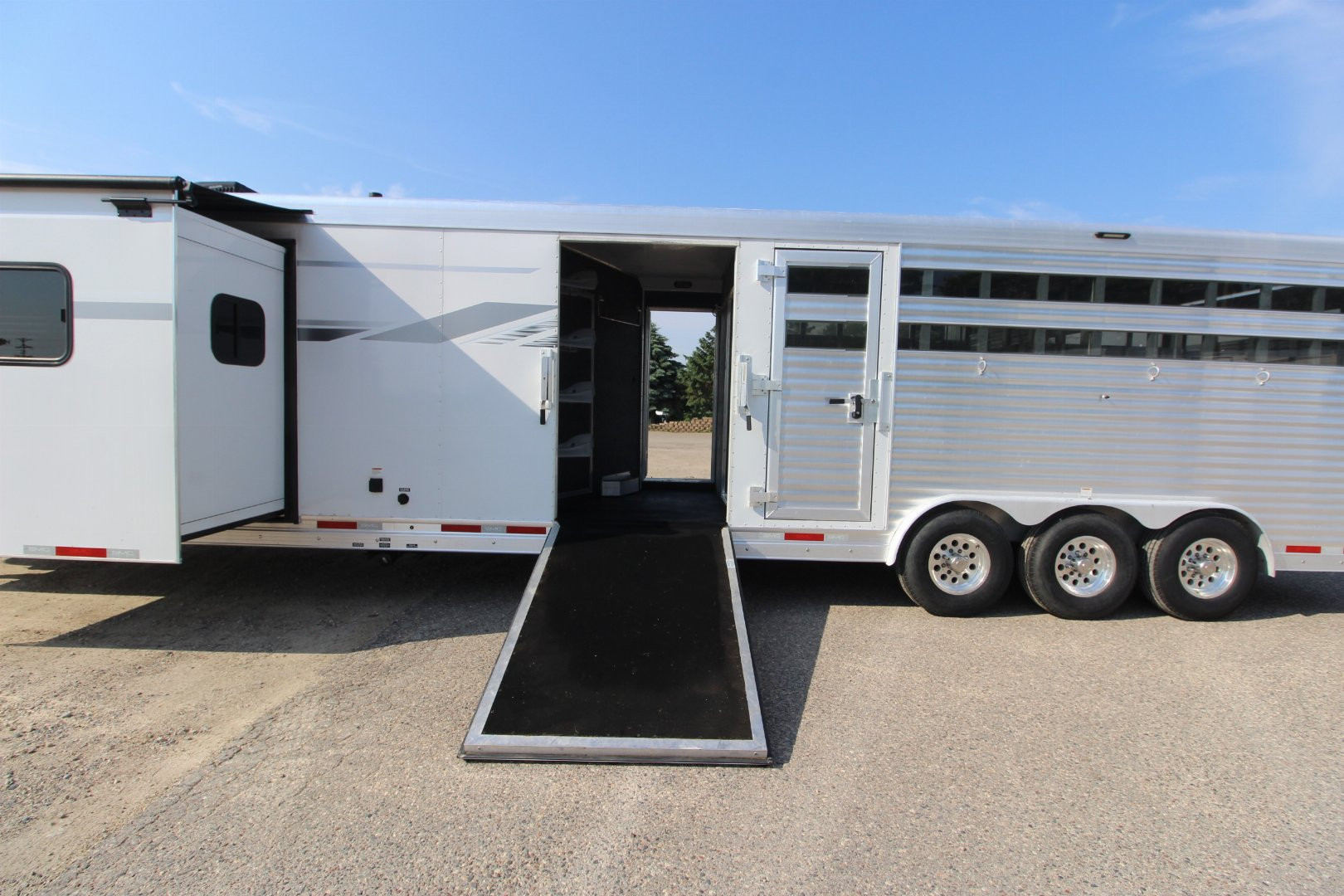 Used 2021 SMC Stock/Combo LQ Horse Trailer