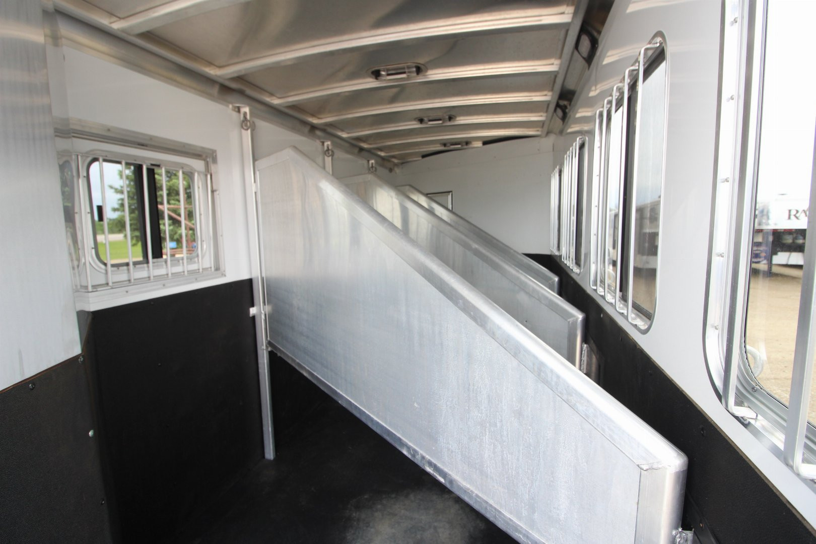 Used 2015 Exiss Trailers 4HR 10' LQ Slide Horse Trailer