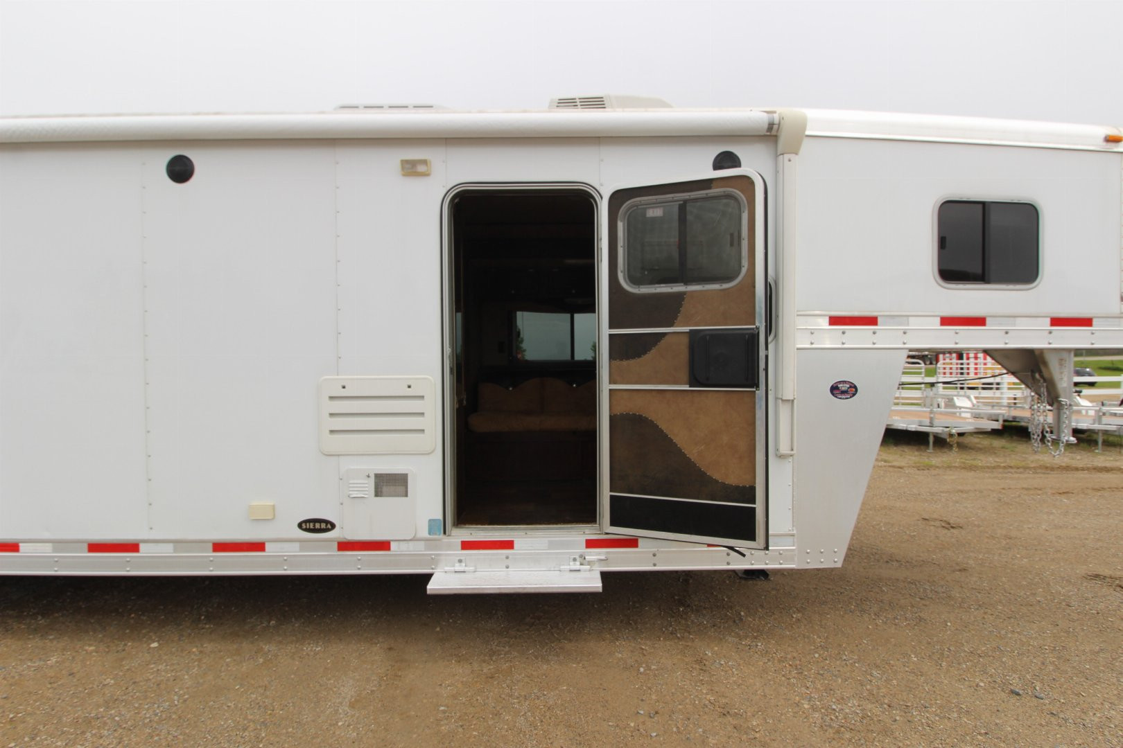 Used 2015 Exiss Trailers 4HR 10' LQ Slide Horse Trailer
