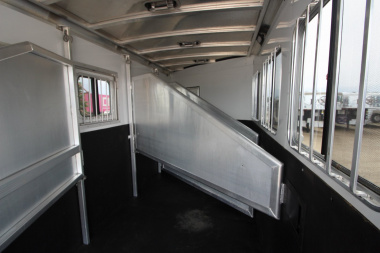 Used 2015 Exiss Trailers 4HR 10' LQ Slide Horse Trailer