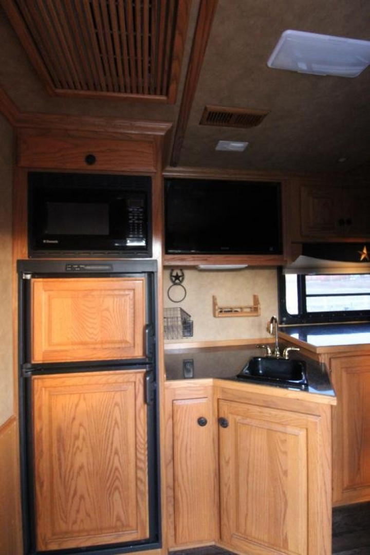 Used 2004 Bloomer 4HR LQ Horse Trailer