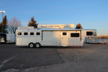 Used 2004 Bloomer 4HR LQ Horse Trailer