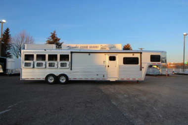 Used 2004 Bloomer 4HR LQ Horse Trailer