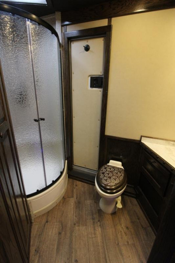 New 2025 Bloomer 4HR PC Side Ld LQ w/ Mid-Tack Horse Trailer