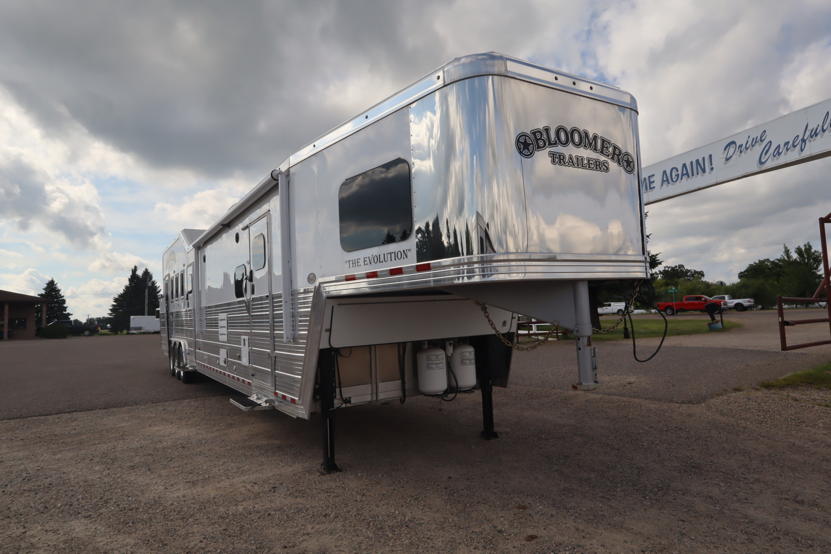 New 2025 Bloomer 4HR PC Side Ld LQ w/ Mid-Tack Horse Trailer