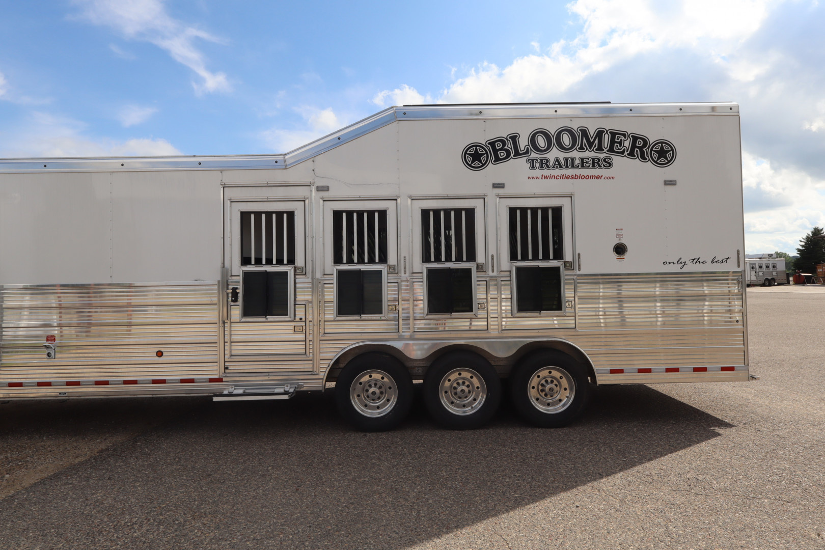 New 2025 Bloomer 4HR PC Side Ld LQ w/ Mid-Tack Horse Trailer