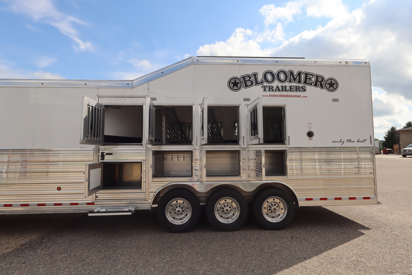 New 2025 Bloomer 4HR PC Side Ld LQ w/ Mid-Tack Horse Trailer