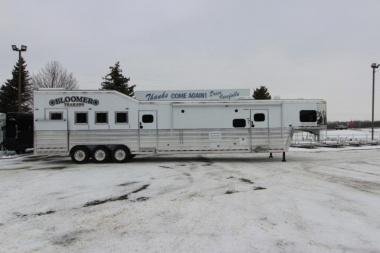 New 2025 Bloomer 4HR PC Side Ld LQ w/ Mid-Tack Horse Trailer