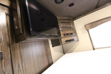 New 2025 Bloomer 4HR PC Side Ld LQ w/ Mid-Tack Horse Trailer