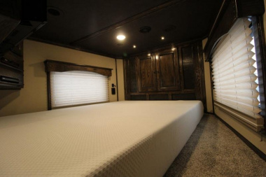 New 2025 Bloomer 4HR PC Side Ld LQ w/ Mid-Tack Horse Trailer