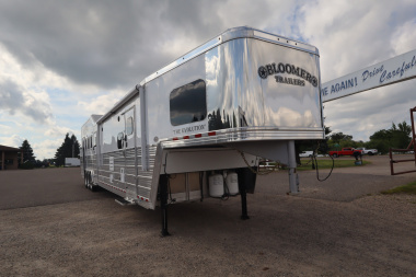 New 2025 Bloomer 4HR PC Side Ld LQ w/ Mid-Tack Horse Trailer